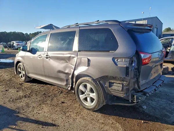 5TDKZ3DC5JS955704 2018 TOYOTA SIENNA - Image 2
