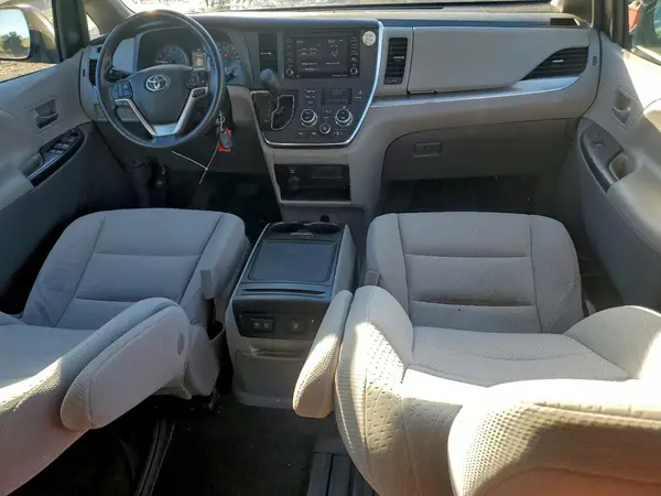 5TDKZ3DC5JS955704 2018 TOYOTA SIENNA - Image 8