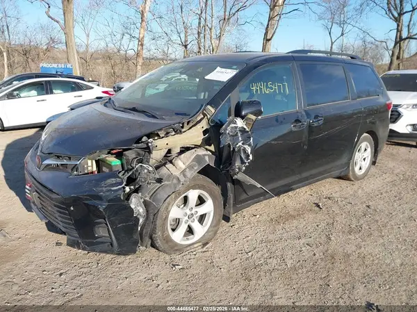5TDKZ3DC5JS955864 2018 TOYOTA SIENNA - Image 2