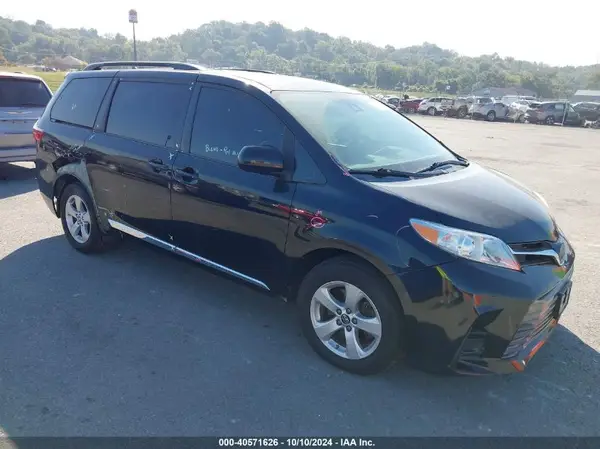 5TDKZ3DC5JS957968 2018 TOYOTA SIENNA - Image 1
