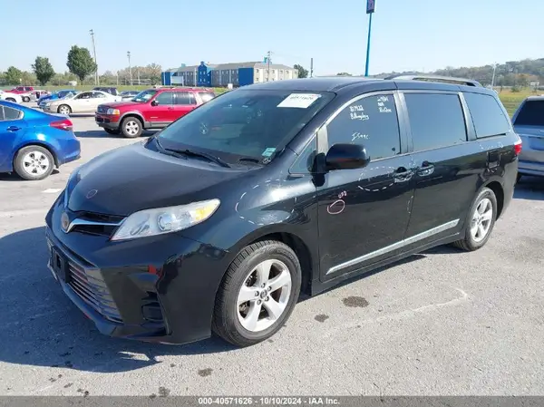 5TDKZ3DC5JS957968 2018 TOYOTA SIENNA - Image 2