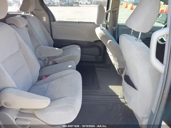 5TDKZ3DC5JS957968 2018 TOYOTA SIENNA - Image 8