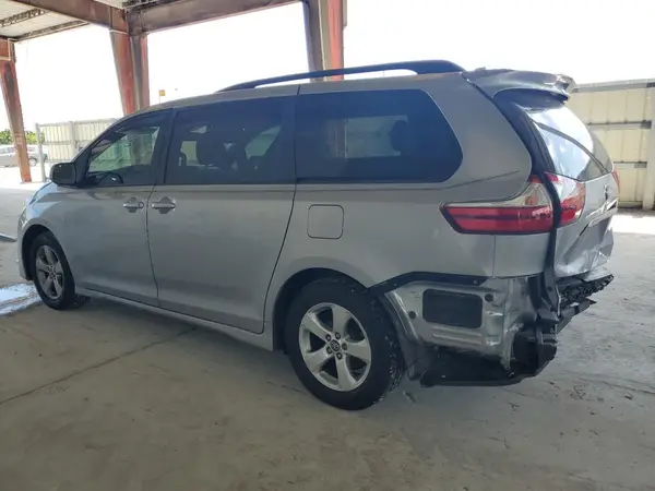 5TDKZ3DC5JS959834 2018 TOYOTA SIENNA - Image 2