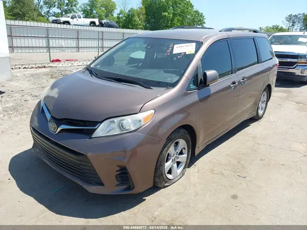 5TDKZ3DC5JS964077 2018 TOYOTA SIENNA - Image 2
