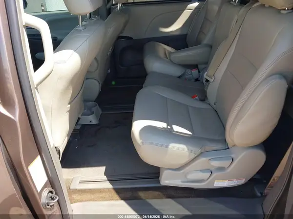 5TDKZ3DC5JS964077 2018 TOYOTA SIENNA - Image 8
