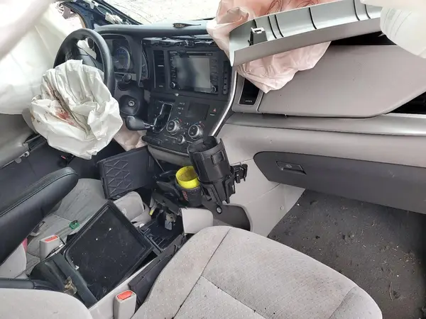 5TDKZ3DC5KS001701 2019 TOYOTA SIENNA - Image 8