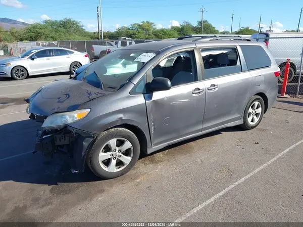 5TDKZ3DC5KS007918 2019 TOYOTA SIENNA - Image 2