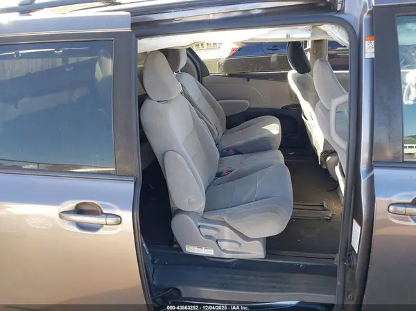 5TDKZ3DC5KS007918 2019 TOYOTA SIENNA - Image 8