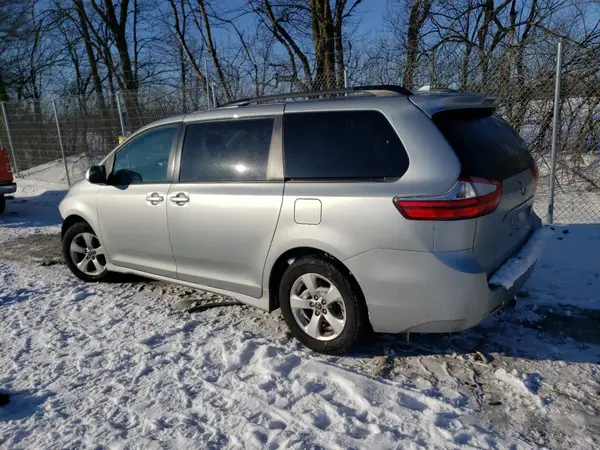 5TDKZ3DC5KS010513 2019 TOYOTA SIENNA - Image 2