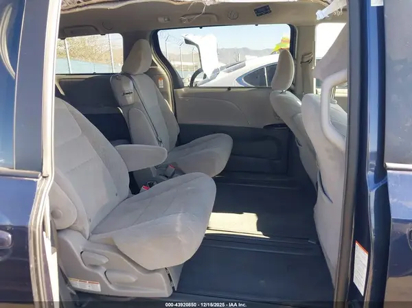 5TDKZ3DC5KS012875 2019 TOYOTA SIENNA - Image 8