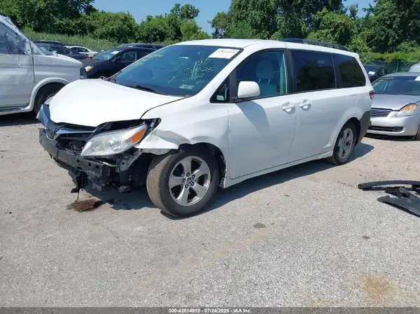 5TDKZ3DC5KS017185 2019 TOYOTA SIENNA - Image 2