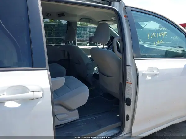 5TDKZ3DC5KS017185 2019 TOYOTA SIENNA - Image 8