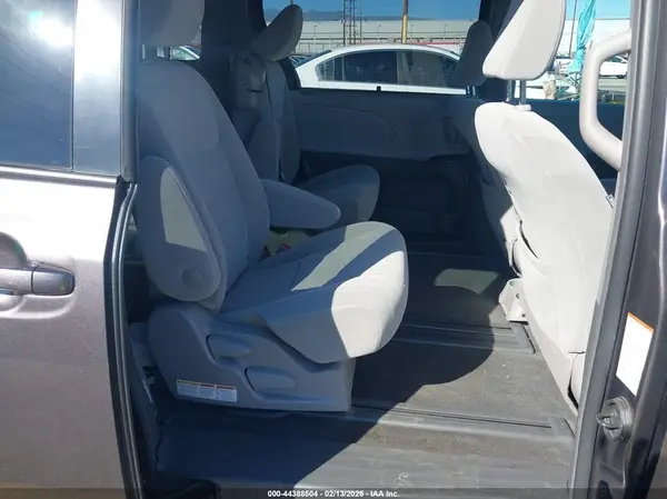 5TDKZ3DC5KS966574 2019 TOYOTA SIENNA - Image 8