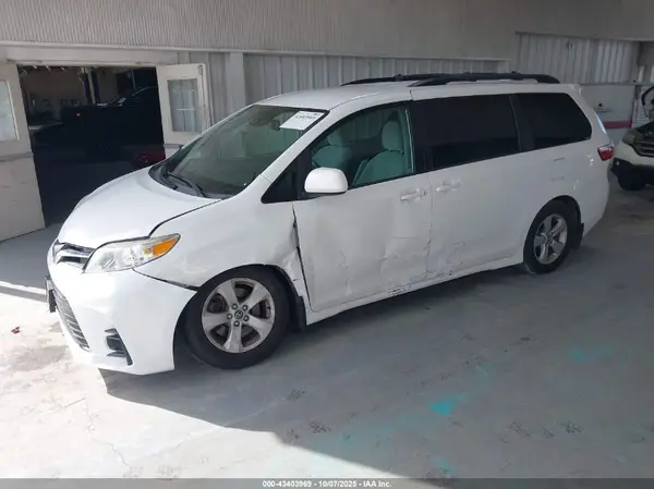5TDKZ3DC5KS970723 2019 TOYOTA SIENNA - Image 2