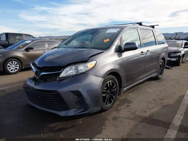 5TDKZ3DC5KS977817 2019 TOYOTA SIENNA - Image 2
