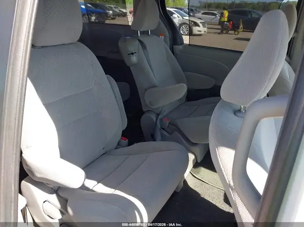 5TDKZ3DC5KS979471 2019 TOYOTA SIENNA - Image 8