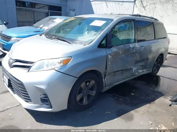 5TDKZ3DC5KS982208 2019 TOYOTA SIENNA - Image 2
