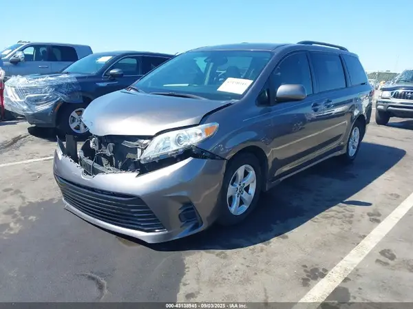 5TDKZ3DC5KS988770 2019 TOYOTA SIENNA - Image 2