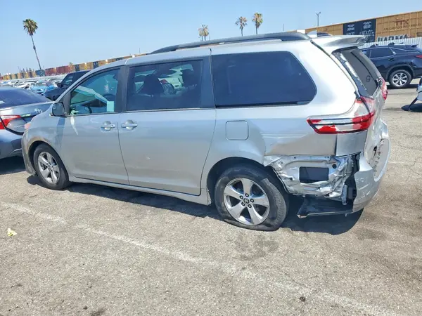 5TDKZ3DC5KS993841 2019 TOYOTA SIENNA - Image 2