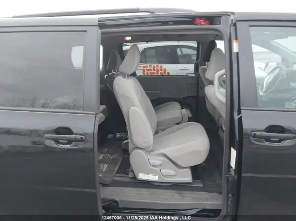5TDKZ3DC5KS994178 2019 TOYOTA SIENNA - Image 8