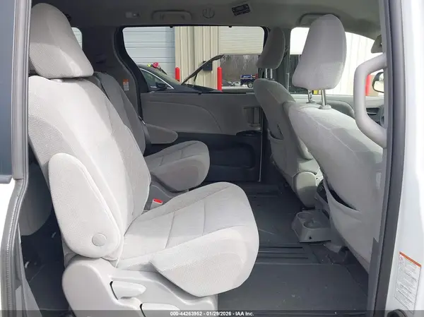 5TDKZ3DC5KS997145 2019 TOYOTA SIENNA - Image 8