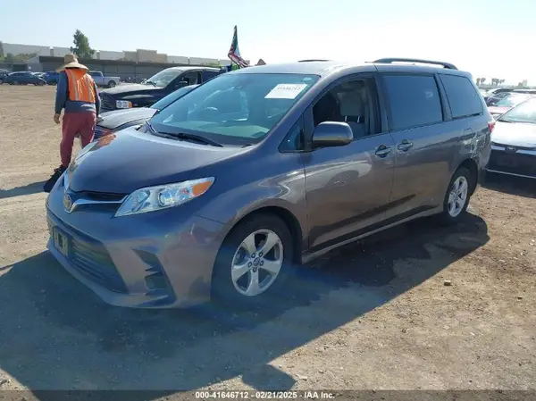 5TDKZ3DC5KS999199 2019 TOYOTA SIENNA - Image 2
