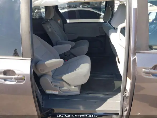 5TDKZ3DC5KS999199 2019 TOYOTA SIENNA - Image 8