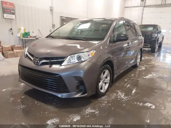 5TDKZ3DC5KS999624 2019 TOYOTA SIENNA - Image 2