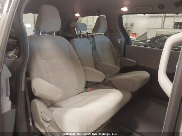 5TDKZ3DC5KS999624 2019 TOYOTA SIENNA - Image 8
