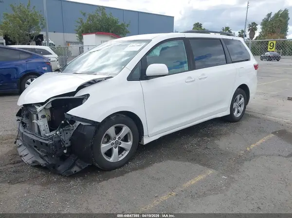 5TDKZ3DC5LS047966 2020 TOYOTA SIENNA - Image 2