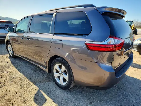 5TDKZ3DC5LS058708 2020 TOYOTA SIENNA - Image 2