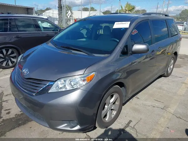 5TDKZ3DC6HS771592 2017 TOYOTA SIENNA - Image 2