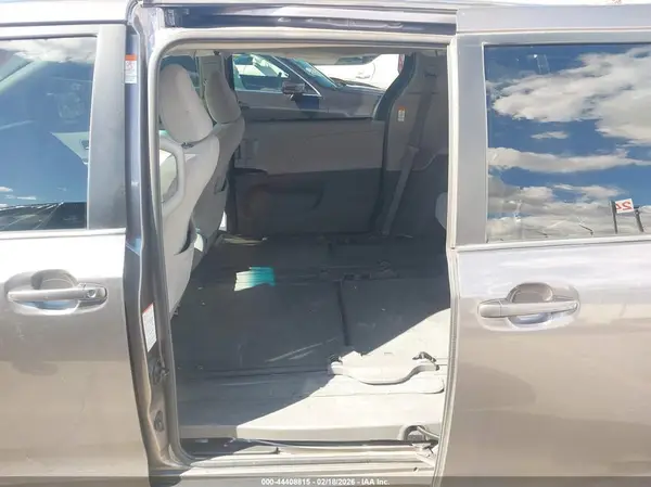 5TDKZ3DC6HS771592 2017 TOYOTA SIENNA - Image 8