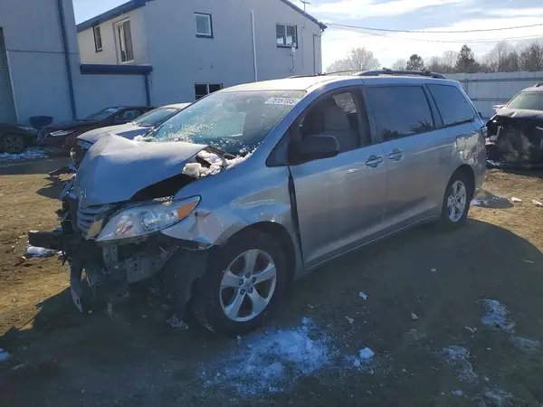5TDKZ3DC6HS772810 2017 TOYOTA SIENNA - Image 1