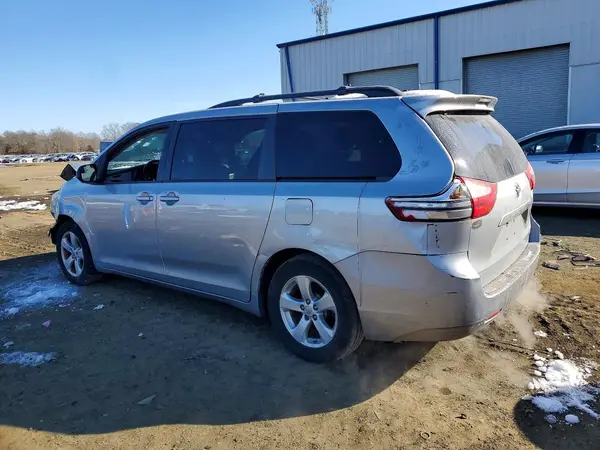 5TDKZ3DC6HS772810 2017 TOYOTA SIENNA - Image 2