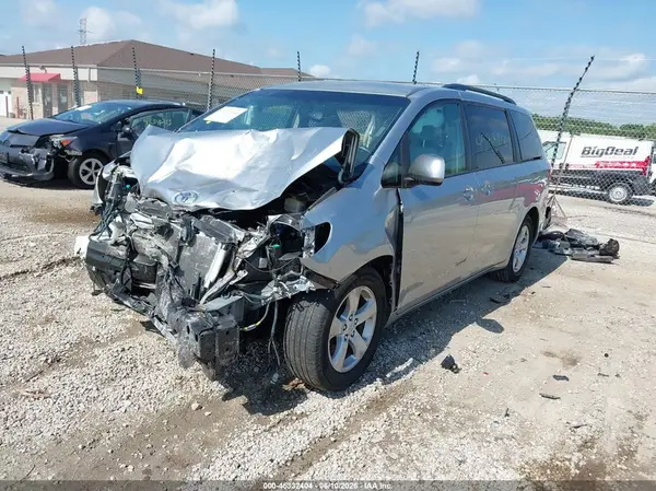 5TDKZ3DC6HS773309 2017 TOYOTA SIENNA - Image 2