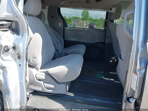 5TDKZ3DC6HS773309 2017 TOYOTA SIENNA - Image 8