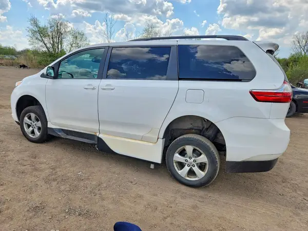 5TDKZ3DC6HS774086 2017 TOYOTA SIENNA - Image 2