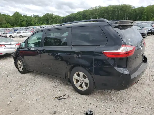 5TDKZ3DC6HS779949 2017 TOYOTA SIENNA - Image 2