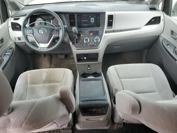 5TDKZ3DC6HS779949 2017 TOYOTA SIENNA - Image 8