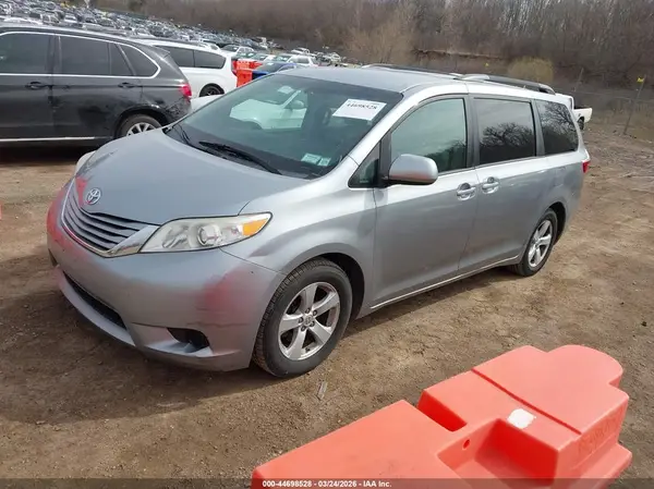 5TDKZ3DC6HS781264 2017 TOYOTA SIENNA - Image 2