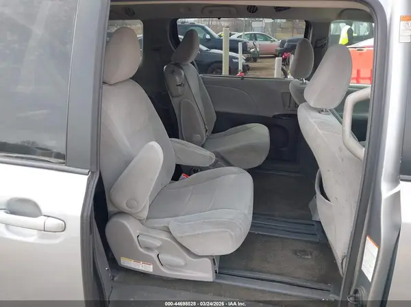 5TDKZ3DC6HS781264 2017 TOYOTA SIENNA - Image 8