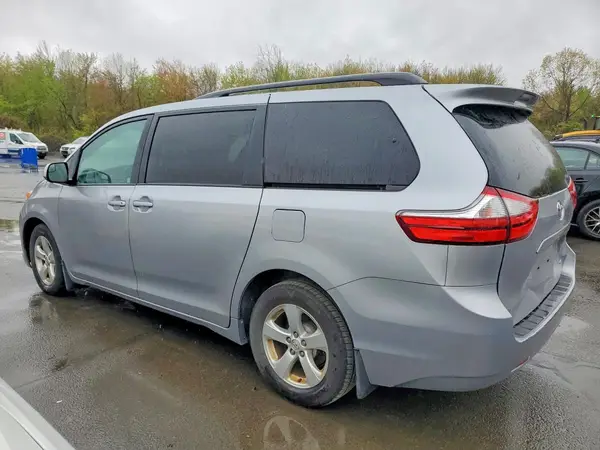 5TDKZ3DC6HS782155 2017 TOYOTA SIENNA - Image 2