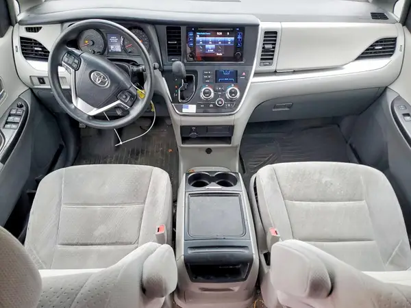 5TDKZ3DC6HS782155 2017 TOYOTA SIENNA - Image 8