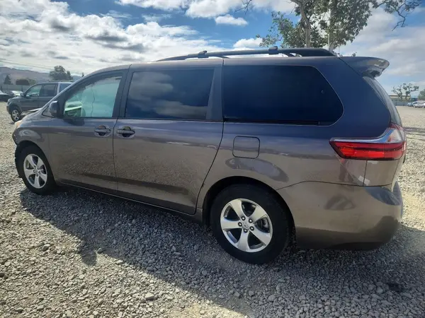 5TDKZ3DC6HS783256 2017 TOYOTA SIENNA - Image 2