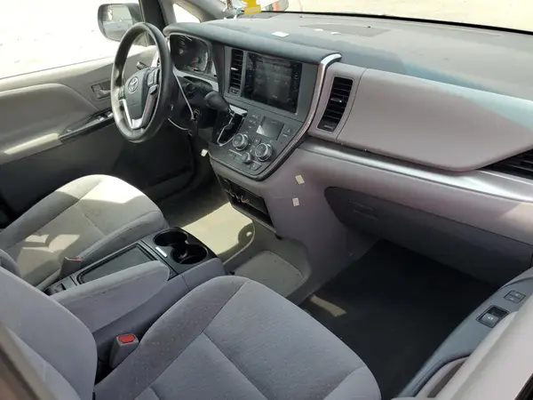 5TDKZ3DC6HS791597 2017 TOYOTA SIENNA - Image 8