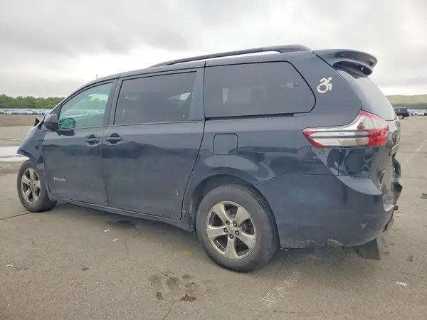 5TDKZ3DC6HS793284 2017 TOYOTA SIENNA - Image 2