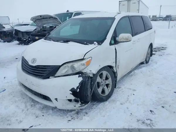 5TDKZ3DC6HS795360 2017 TOYOTA SIENNA - Image 2