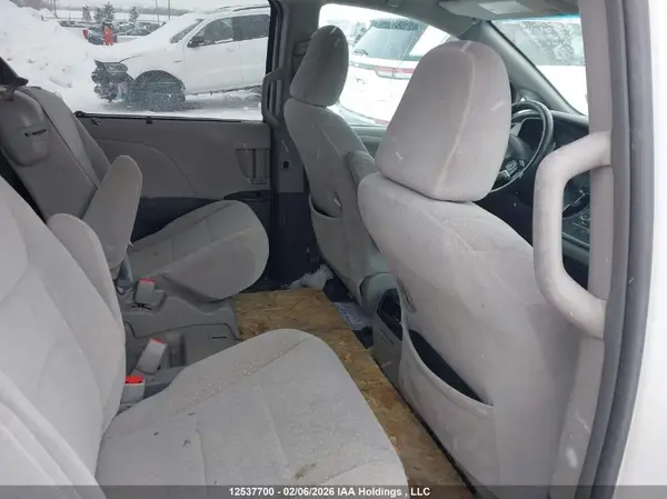 5TDKZ3DC6HS795360 2017 TOYOTA SIENNA - Image 8