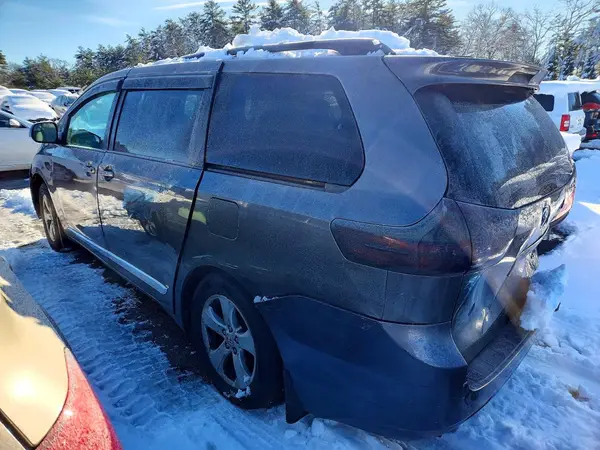 5TDKZ3DC6HS797691 2017 TOYOTA SIENNA - Image 2